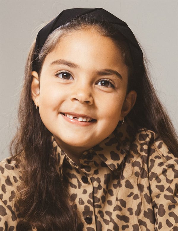 Kindermodel met bruin haar mayvi