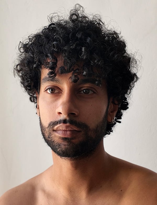 Mannelijk model met krullend haar Medhi