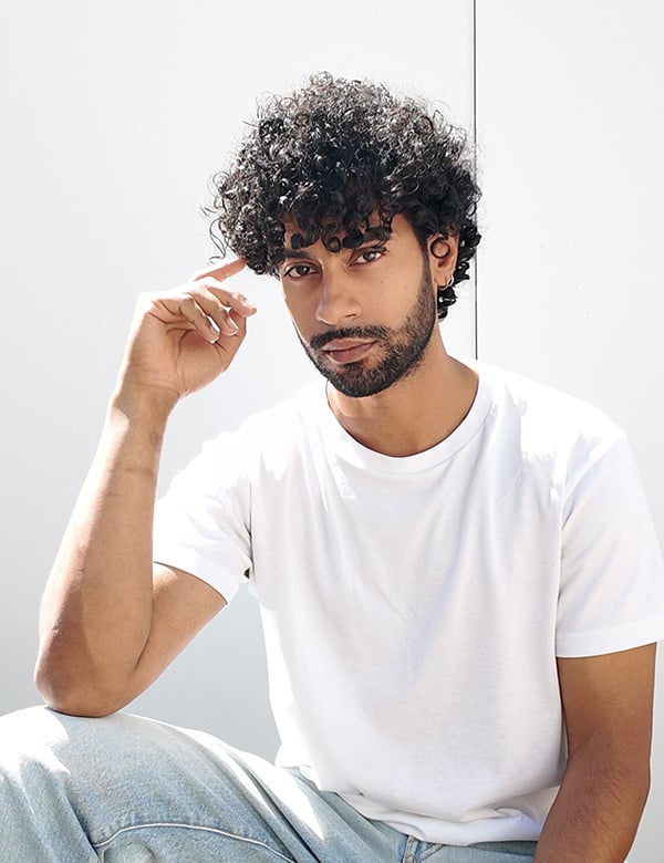 Mannelijk model met krullend haar Medhi