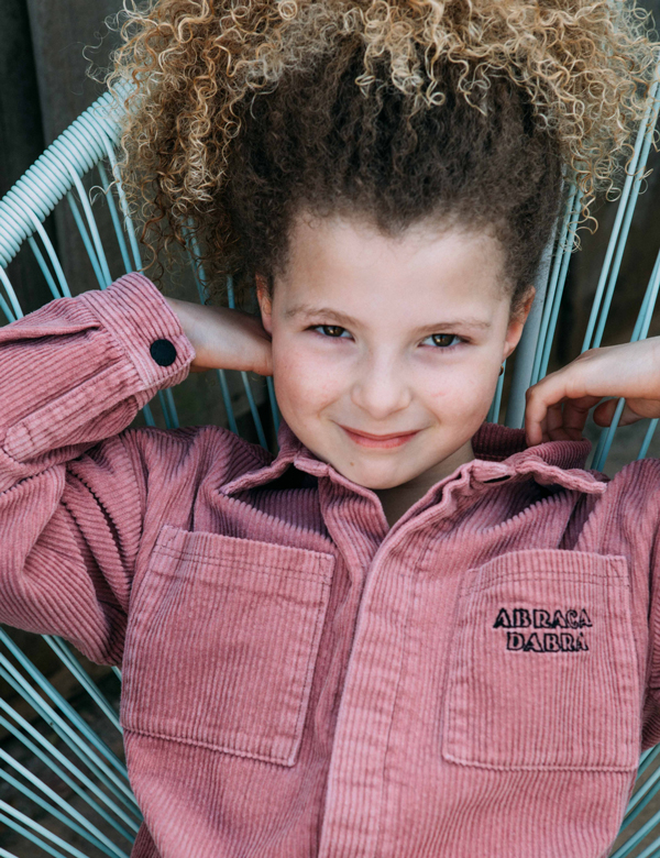 Kindermodel met blond krullend haar Merle