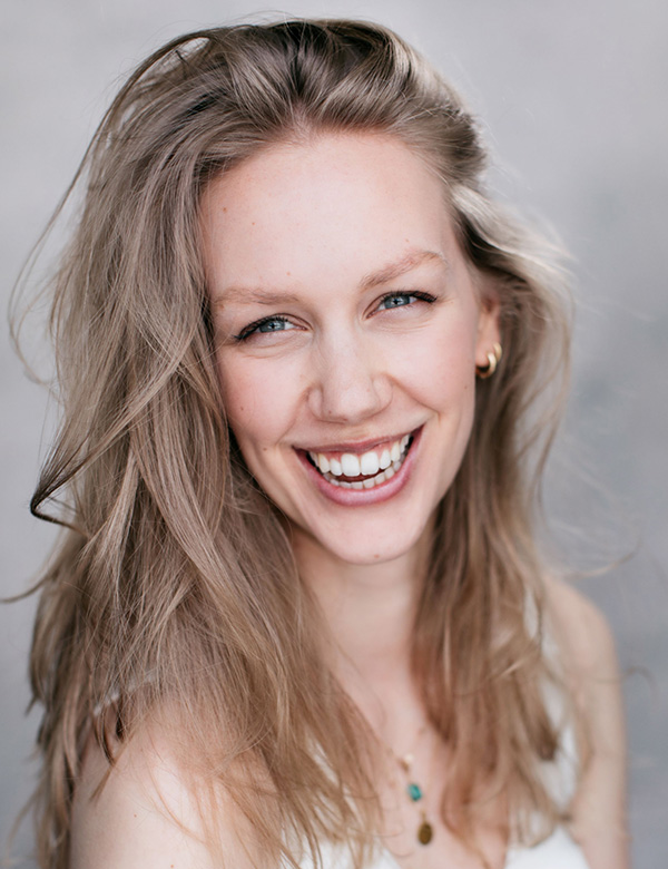 Vrouwelijk model met halflang blond haar merlijne