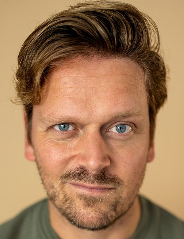 Mannelijk model en acteur met blond haar Michael R