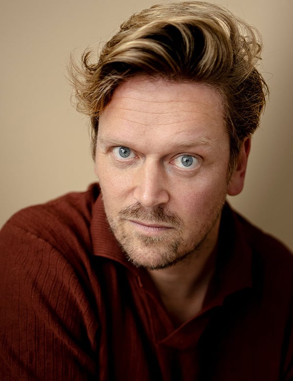 Mannelijk model en acteur met blond haar Michael R