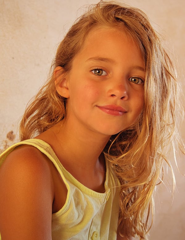 Kindermodel met blond haar Mijntje