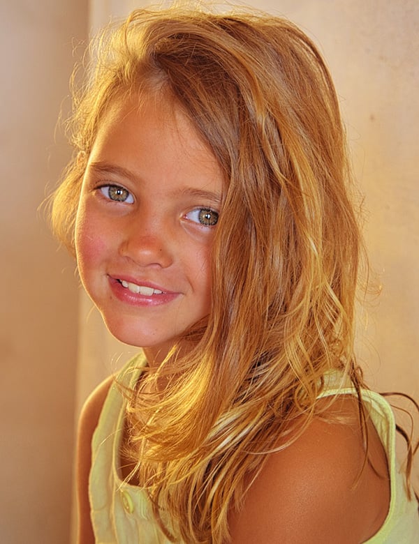 Kindermodel met blond haar Mijntje