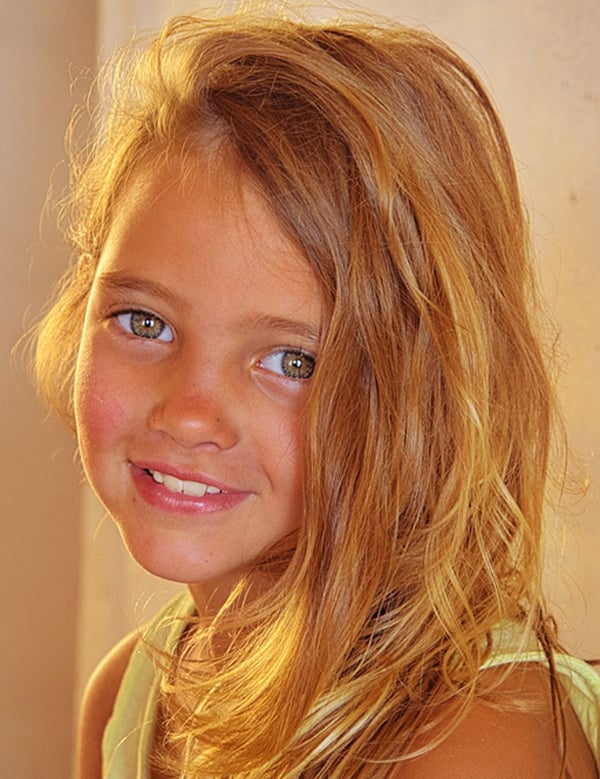 Kindermodel met blond haar mijntje