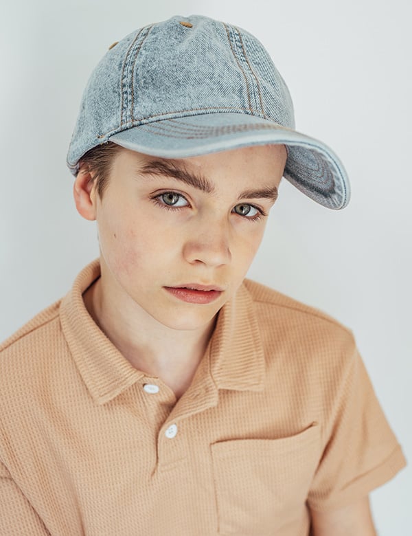 Kinderlijk model met blond haar Mik G.