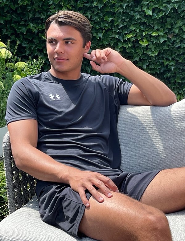 Mannelijk model met bruin haar Milan T.