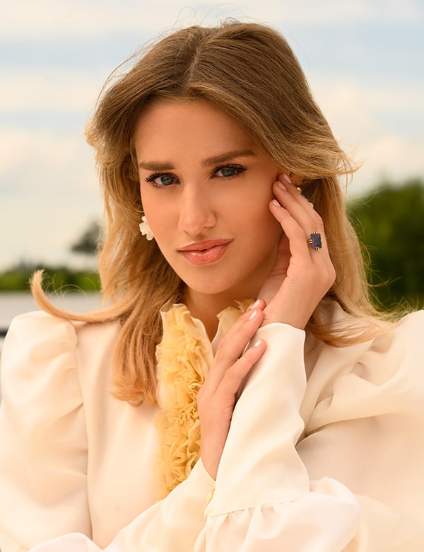 Vrouwelijk model met donkerblond haar Milou P.