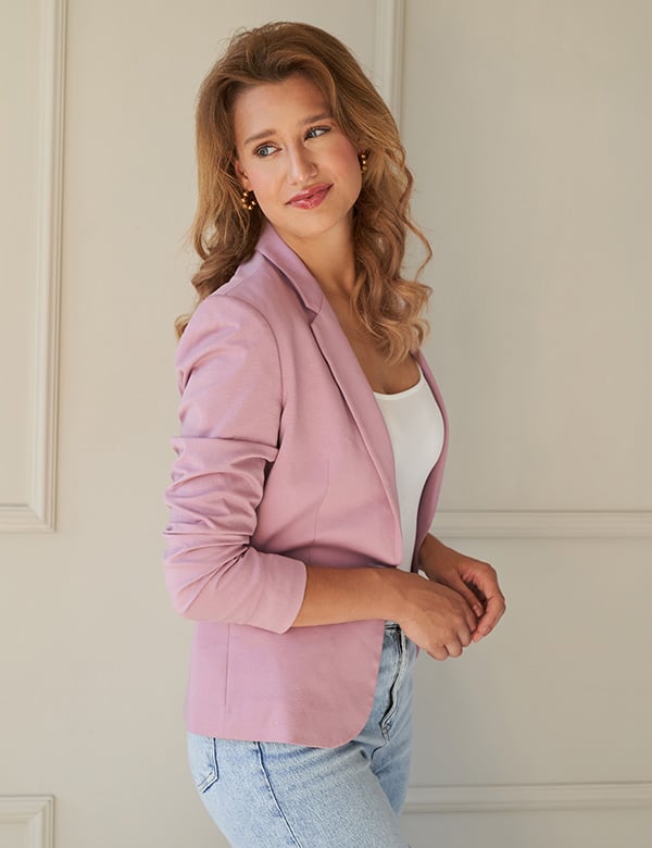 Vrouwelijk model met lang blond haar Milou P.