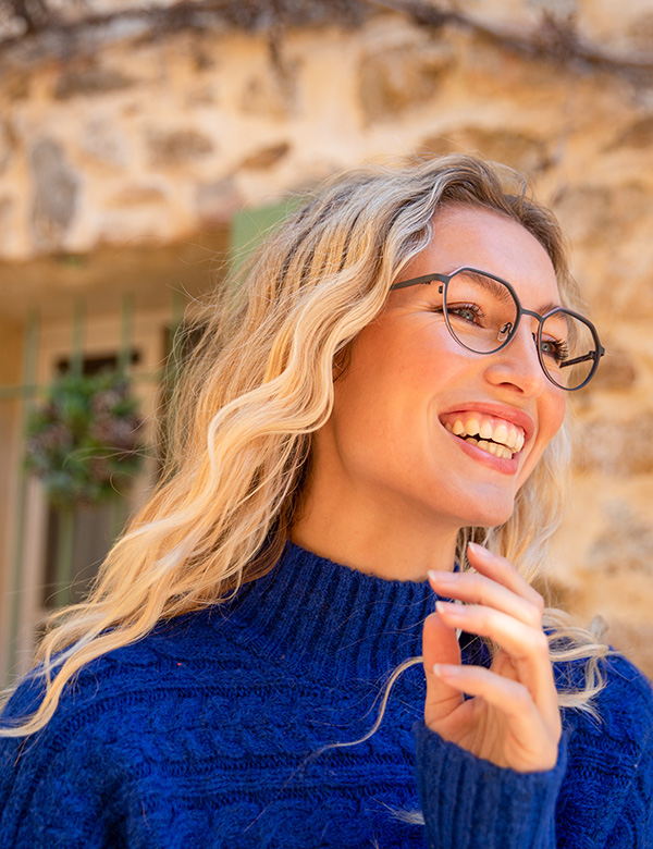 Vrouwelijk model met blond haar Miranda