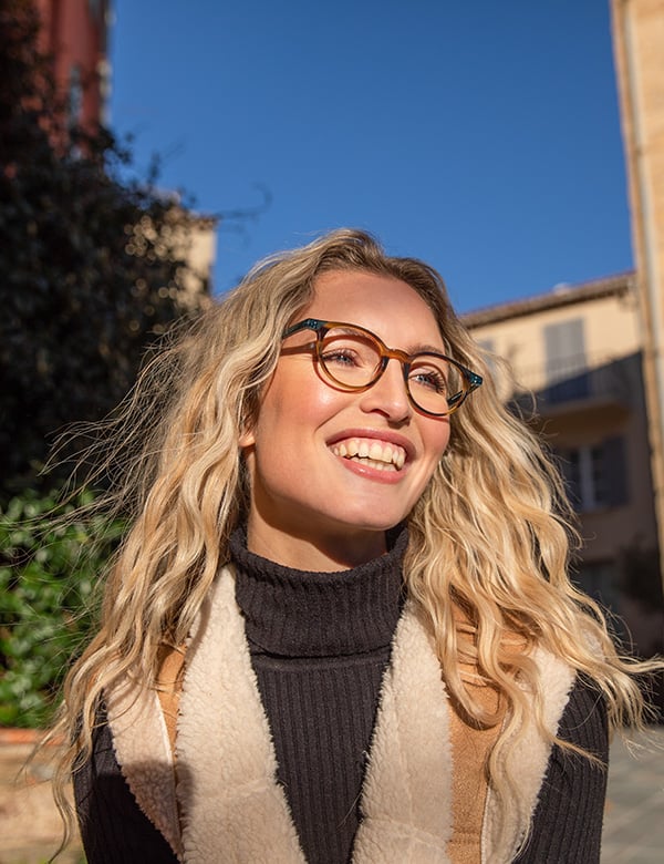 Vrouwelijk model met blond haar Miranda