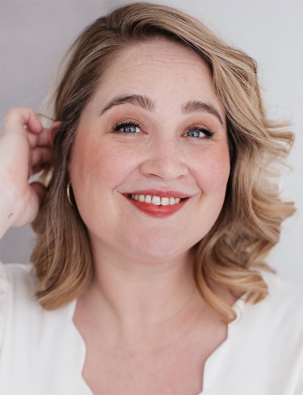 Vrouwelijk model met donkerblond haar miriam v.