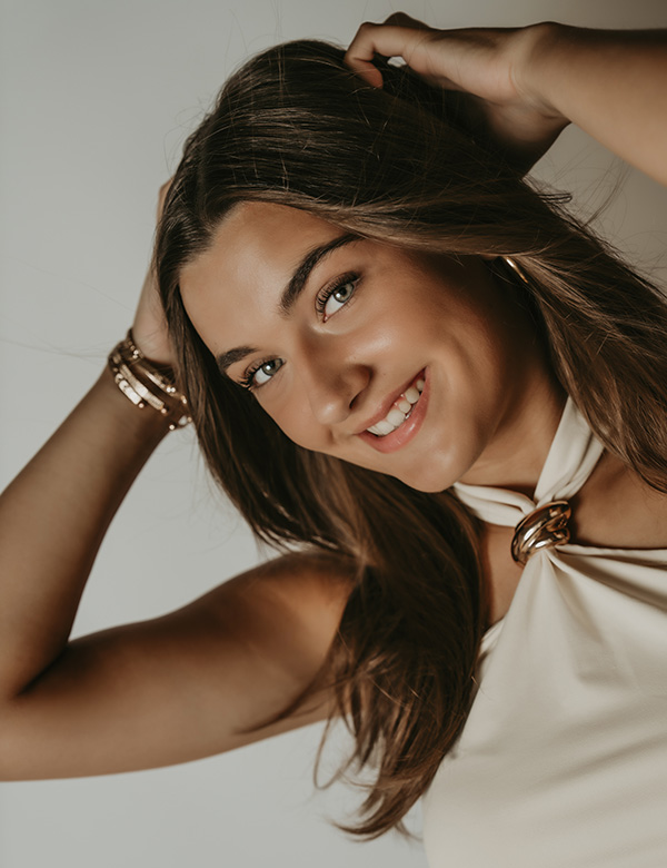 Tienermodel met bruin haar Mirthe V.