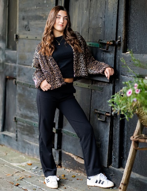 Tienermodel met bruin lang haar Mirthe