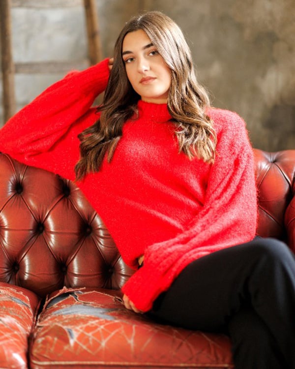 Tienermodel met bruin lang haar Mirthe
