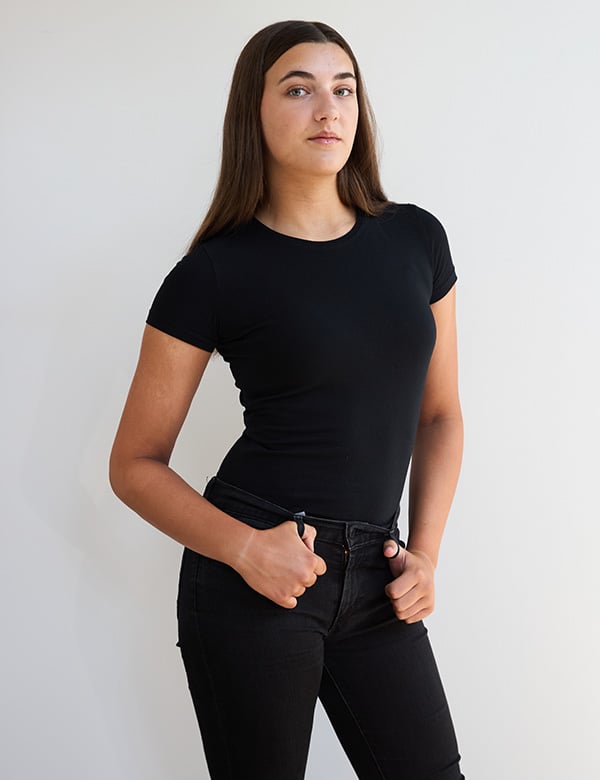 Tienermodel met bruin lang haar Mirthe