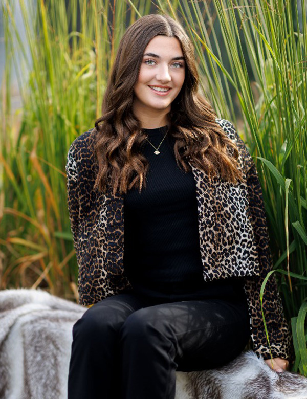 Tienermodel met bruin lang haar Mirthe