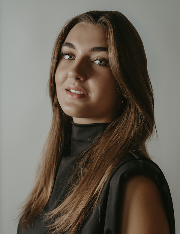 Tienermodel met donkerbruin haar Mirthe V.