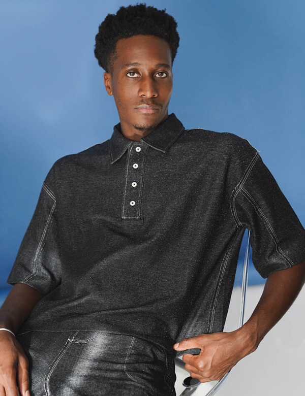 mannelijk model met kort donker haar Mitchell H.
