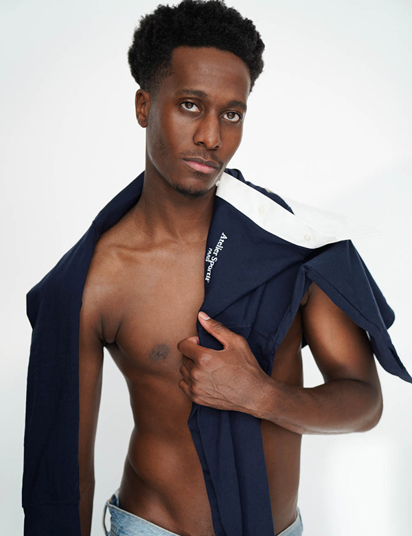 mannelijk model met kort donker haar Mitchell H.