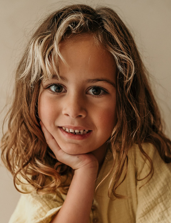 Kindermodel met blond haar moana