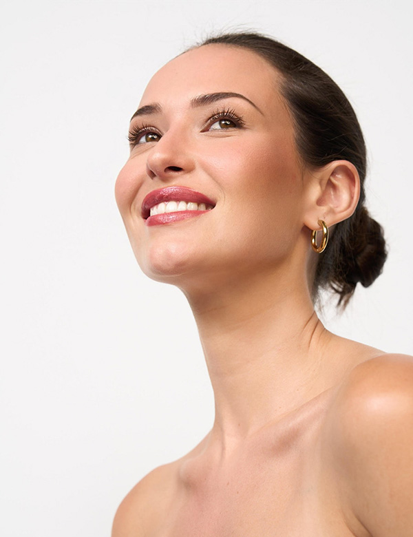 Vrouwelijk model met bruin haar Moo