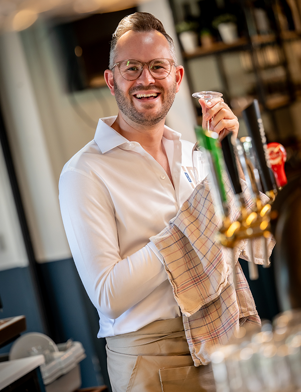 Mannelijk model met donkerblond haar Morten