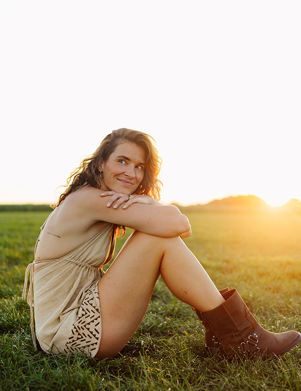 Vrouwelijk model met halflang bruin haar Nicole