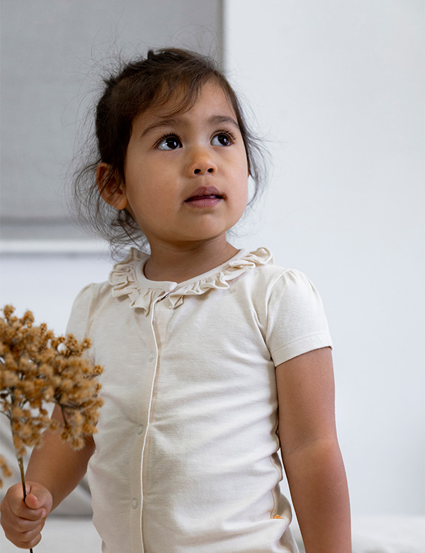 Kindermodel met donkerbruin haar Naema