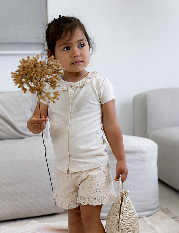 Kindermodel met donkerbruin haar Naema