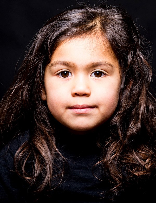 Kindermodel met donkerbruin haar Naema