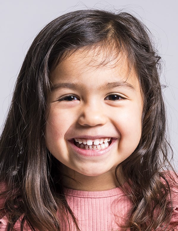 Kindermodel met donkerbruin haar naema