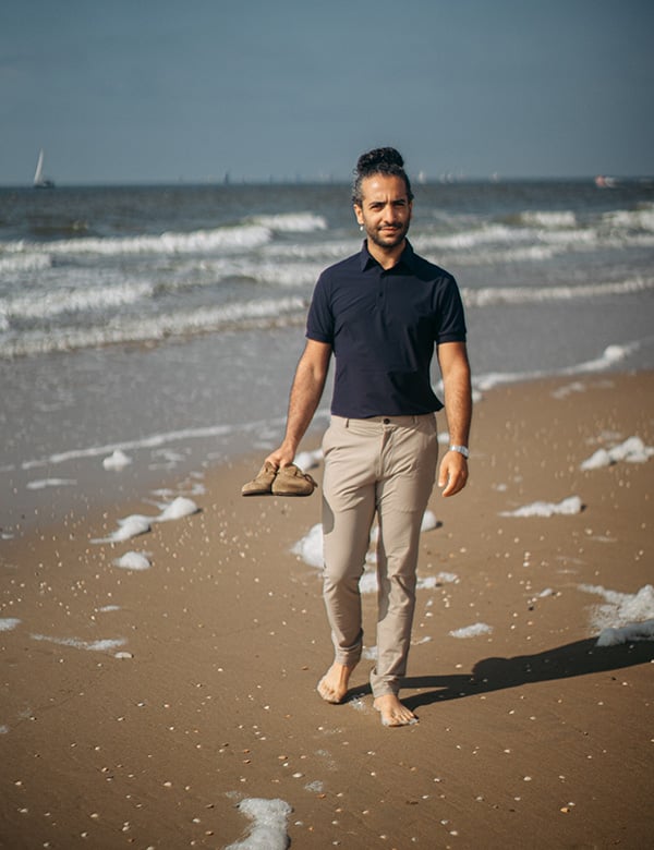Mannelijk model met donker, krullend haar Nassim