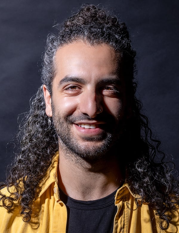 Mannelijk model met donker, krullend haar Nassim