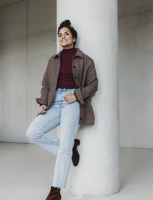 Vrouwelijk model met donkerbruin haar en bruine ogen Nathalie Bh.