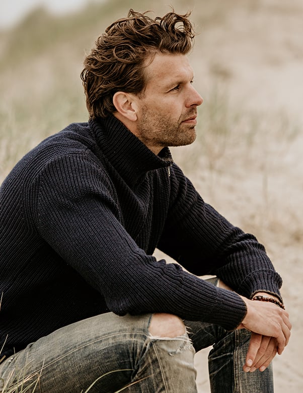 Mannelijk model met donkerblond krullend haar Nick
