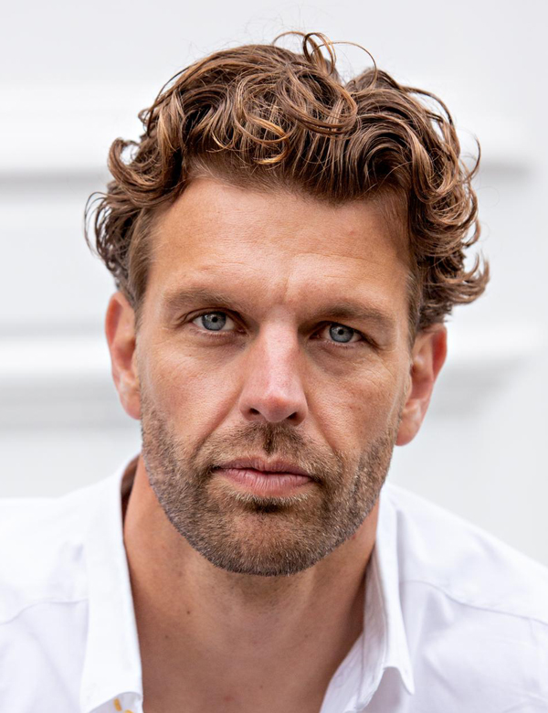 Mannelijk model met blond haar Nick