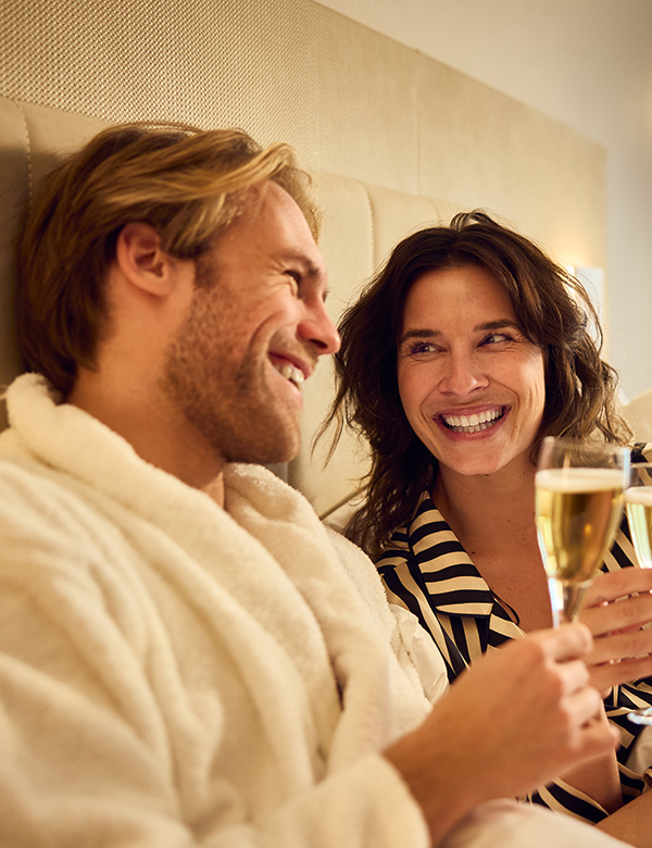 Vrouwelijk model met halflang bruin haar Nicole