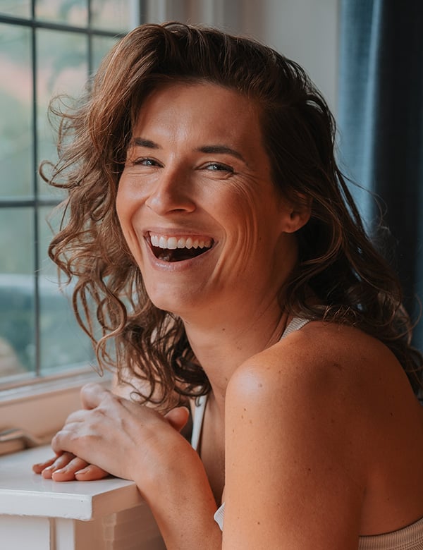 Vrouwelijk model met halflang bruin haar Nicole