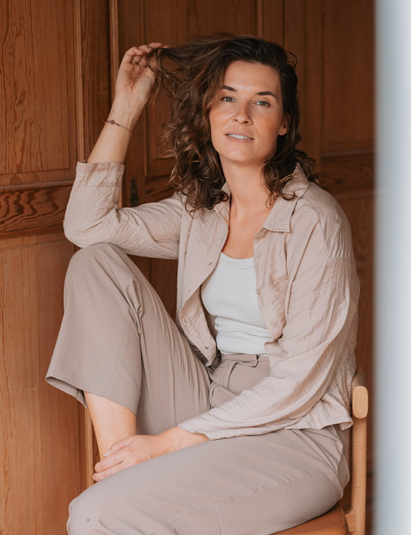 Vrouwelijk model met halflang bruin haar Nicole