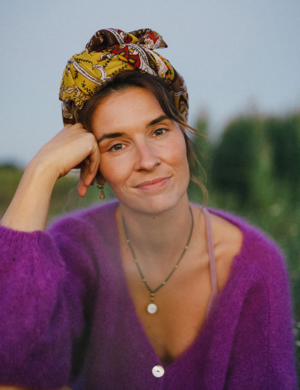 Vrouwelijk model met halflang bruin haar Nicole