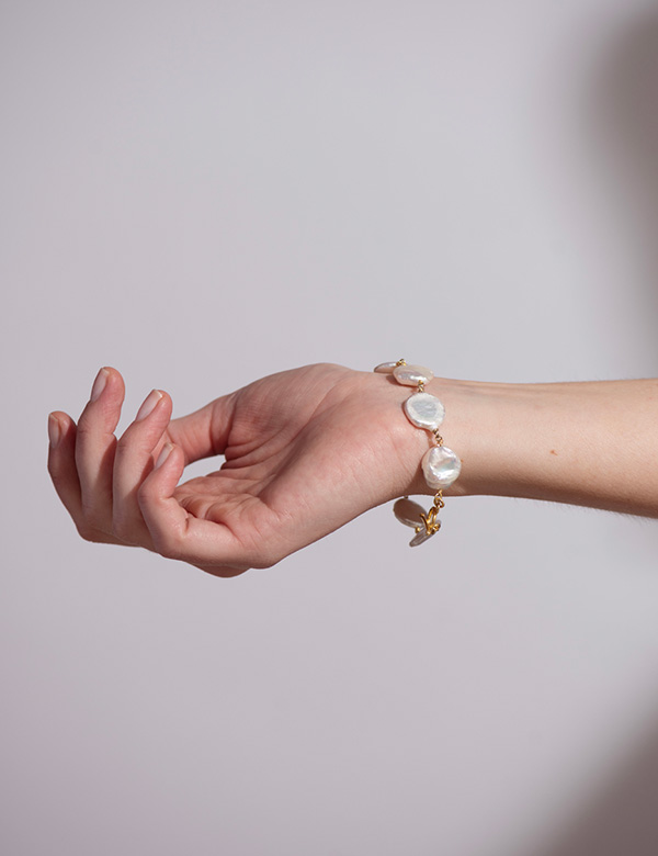 Vrouwelijk model met halflang bruin haar Nicole