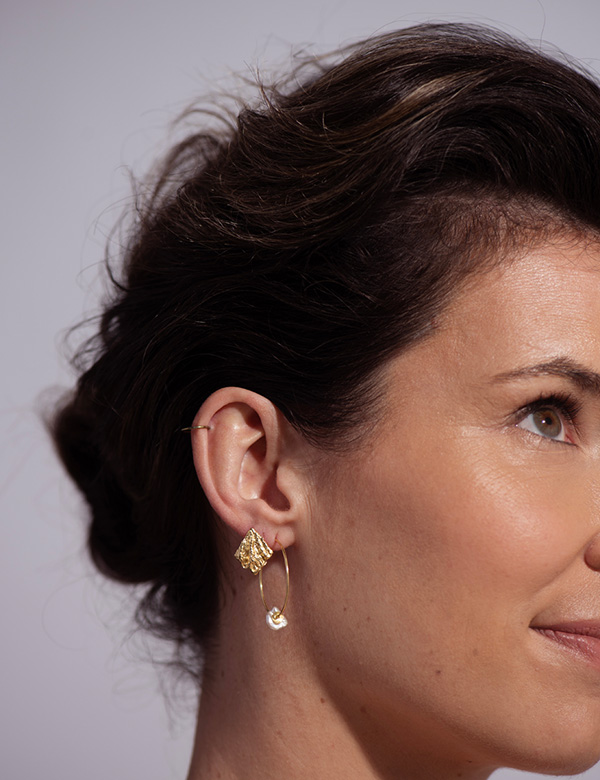 Vrouwelijk model met halflang bruin haar Nicole