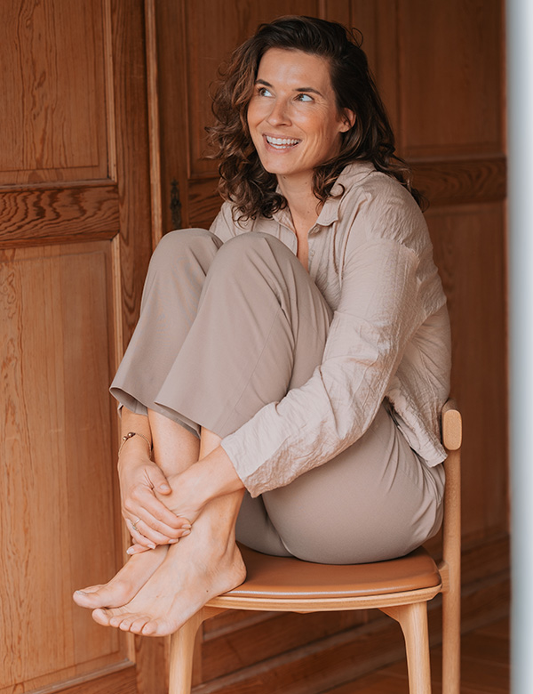 Vrouwelijk model met halflang bruin haar Nicole