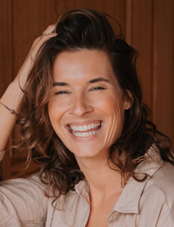 Vrouwelijk model met halflang bruin haar nicole