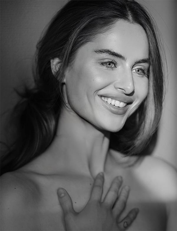 Vrouwelijk model met bruin haar Nicole S.