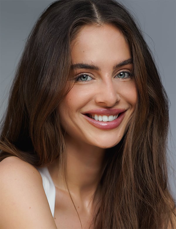 Vrouwelijk model met bruin haar nicole s.