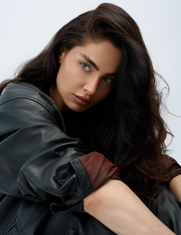 Vrouwelijk model met lang bruin haar Nicole S.