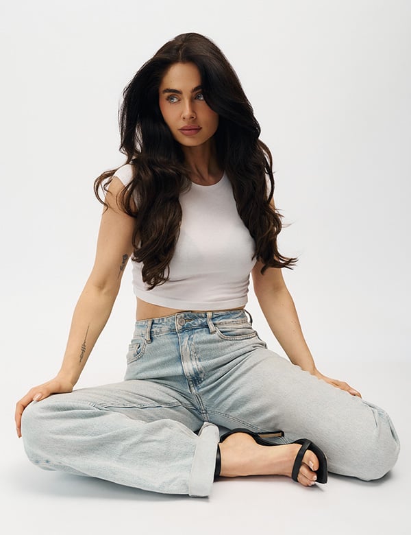 Vrouwelijk model met lang bruin haar Nicole S.